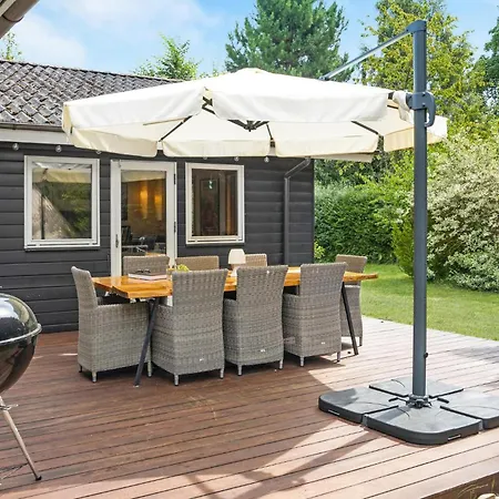 Three-bedroom In Dronningmolle