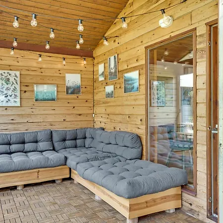 Three-bedroom In Dronningmolle