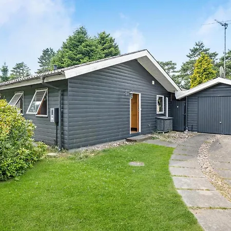 Three-bedroom In Дом отдыха Dronningmolle