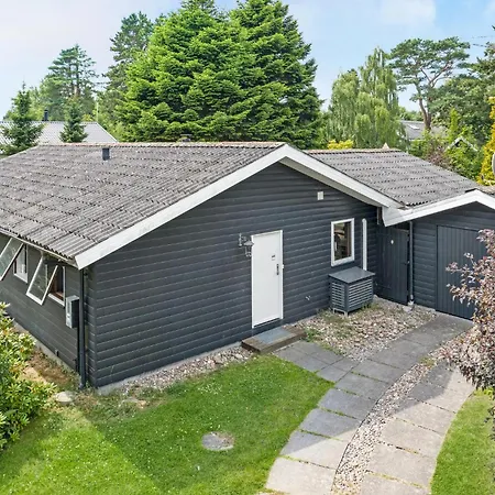 Дом отдыха Three-bedroom In Dronningmolle